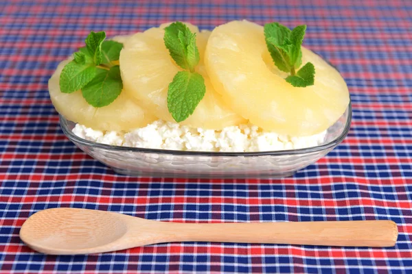 Schüssel mit leckerem Quark mit Ananas, Nahaufnahme — Stockfoto