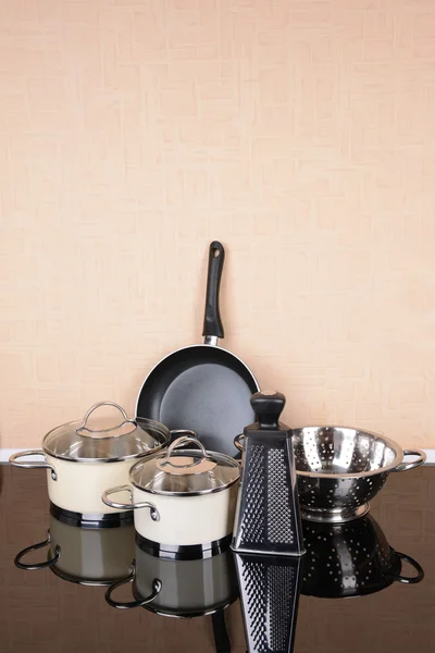 Keukengerei op tafel in de keuken — Stockfoto