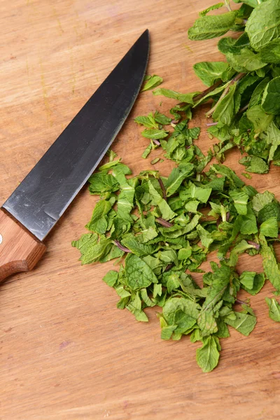 Chopped mint on wooden board close-up — Stock Photo, Image