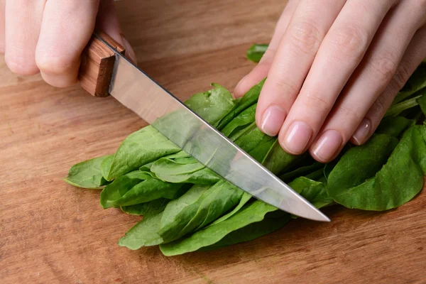 Chopped sorrel on wooden board close-up — Stock Photo, Image