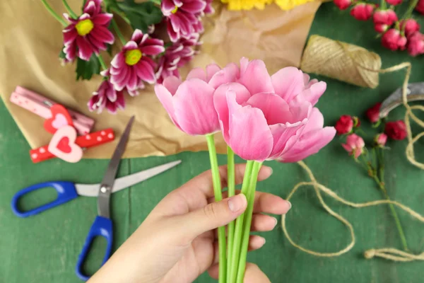 Frauenhände komponieren schöne Bouquet, Nahaufnahme. Florist bei der Arbeit. Konzeptfoto — Stockfoto