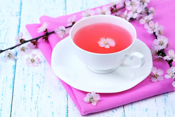 Tè profumato con rami fioriti su tavolo di legno primo piano — Foto Stock