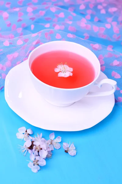 Chá perfumado com flores na mesa de madeira close-up — Fotografia de Stock