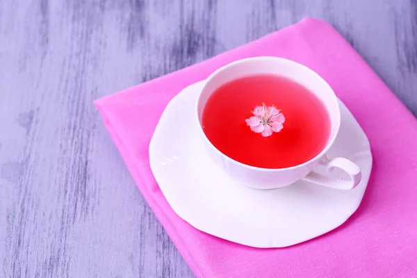 Té fragante en taza en la mesa de madera de cerca — Foto de Stock