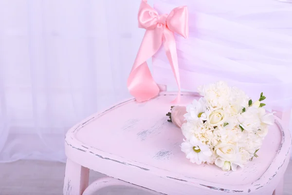 Sandalye üzerinde güzel düğün buketi — Stok fotoğraf