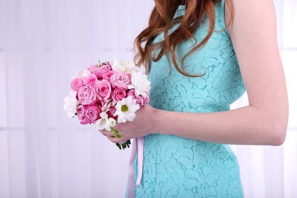 Woman hands holding beautiful wedding bouquet — Stock Photo, Image