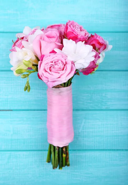 Beautiful wedding bouquet on wooden background — Stock Photo, Image