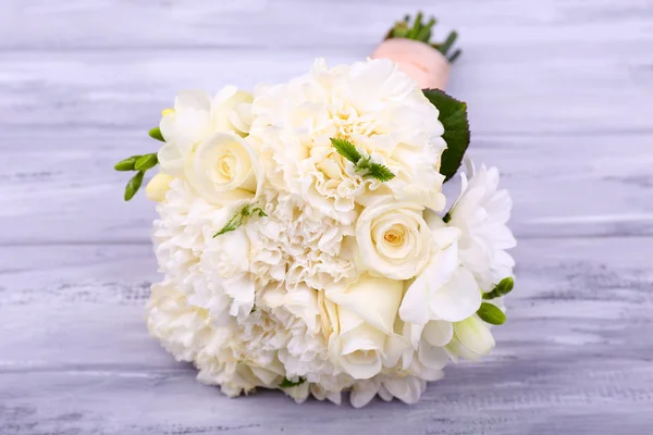 Beautiful wedding bouquet on wooden background — Stock Photo, Image