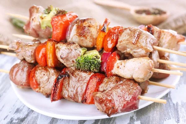 Kebab de porco na mesa de madeira close-up — Fotografia de Stock