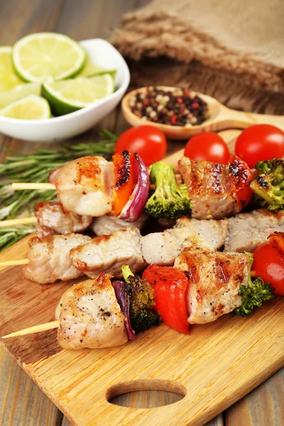 Kebab di maiale sul tavolo di legno da vicino — Foto Stock