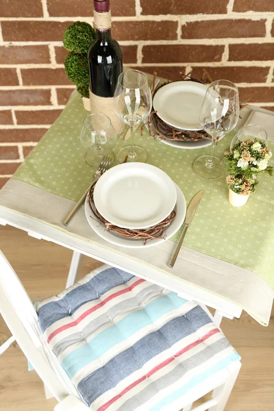 Hermosa mesa de Pascua de vacaciones en tonos verdes, sobre fondo brillante — Foto de Stock