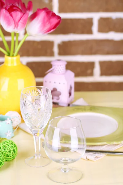 明るい背景に美しい春テーブルの設定 — ストック写真