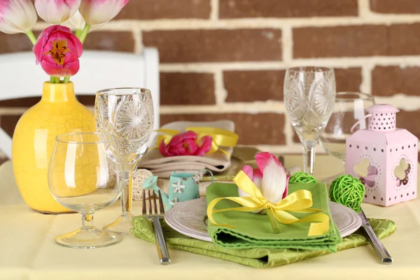 Bela configuração de mesa de mola no fundo brilhante — Fotografia de Stock