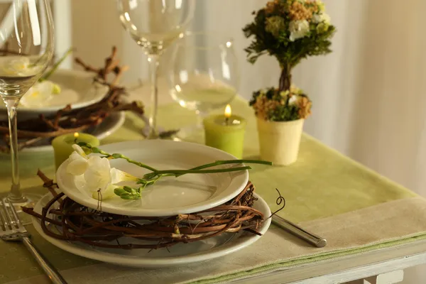 Bonito feriado configuração de mesa de Páscoa em tons verdes, em fundo brilhante — Fotografia de Stock