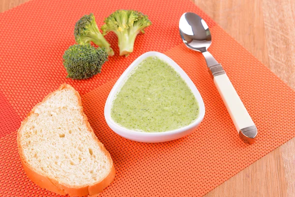 Bowl of broccoli soup on table close up — Stock Photo, Image