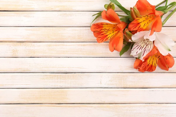 Lindas flores Alstroemeria na mesa de madeira — Fotografia de Stock