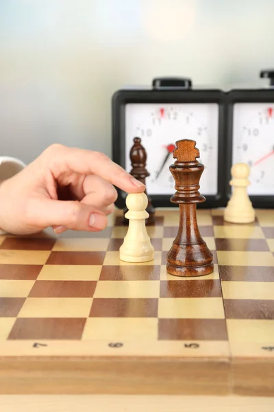 Женщина играет в шахматы, крупным планом — стоковое фото