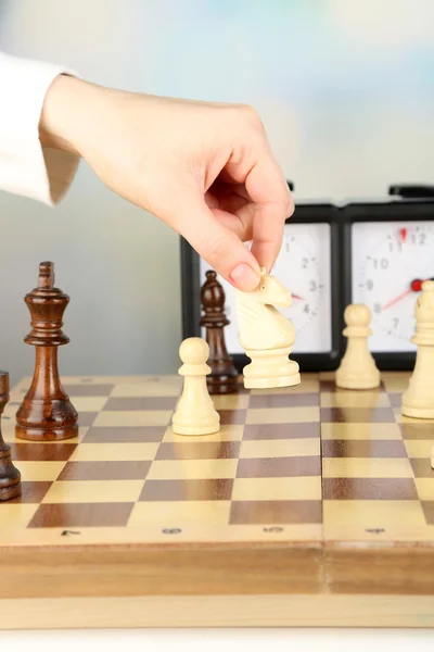 Mujer jugando ajedrez, de cerca — Foto de Stock