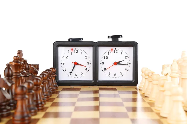 Tablero de ajedrez con ajedrez y reloj, aislado en blanco — Foto de Stock