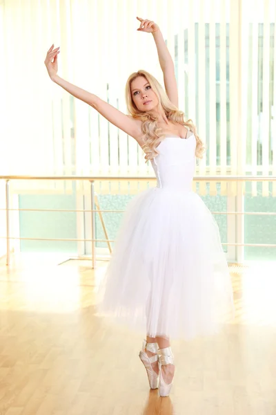 Hermosa balerina bailando en clase de ballet — Foto de Stock