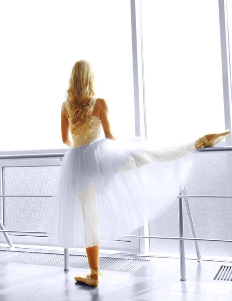 Красивая балерина, практикующая в балетном классе — стоковое фото