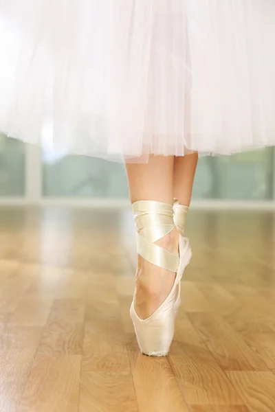 Pernas de bailarina em pointes no salão de dança — Fotografia de Stock