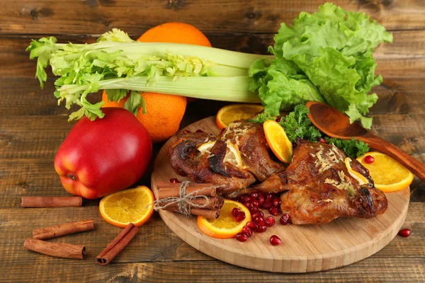 Codornices asadas sobre tabla de cortar, sobre fondo de mesa de madera —  Fotos de Stock