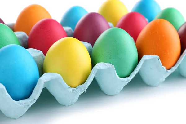 Барвисті великодні яйця в лотку ізольовані на білому — стокове фото
