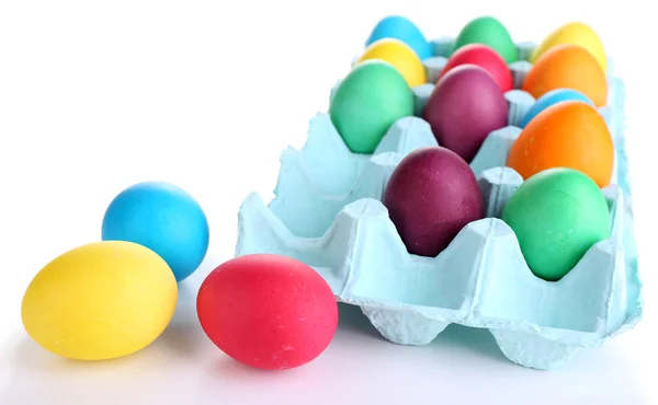 Цветные пасхальные яйца в лотке изолированы на белом — стоковое фото