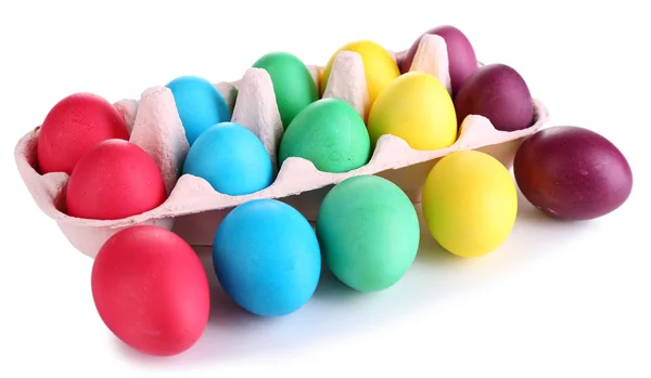 Barevné velikonoční vejce v zásobníku izolovaných na bílém — Stock fotografie