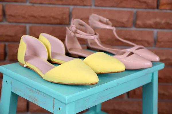 Ripiano per scarpe con scarpe da donna — Foto Stock