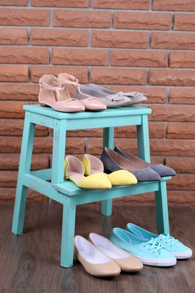 Estante de zapatos con zapatos de mujer —  Fotos de Stock