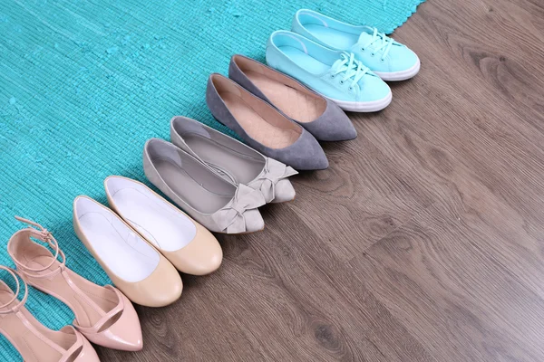 Chaussures de mode femme sur tapis bleu — Photo