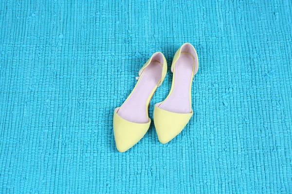Vrouwelijke mode schoenen op blauw tapijt — Stockfoto