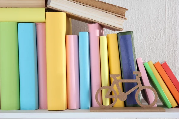 Books on shelf close-up — Stock Photo, Image