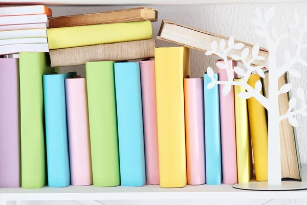 Books on shelf close-up — Stock Photo, Image