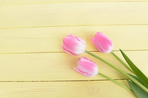 Tulipas bonitas em balde na mesa close-up — Fotografia de Stock