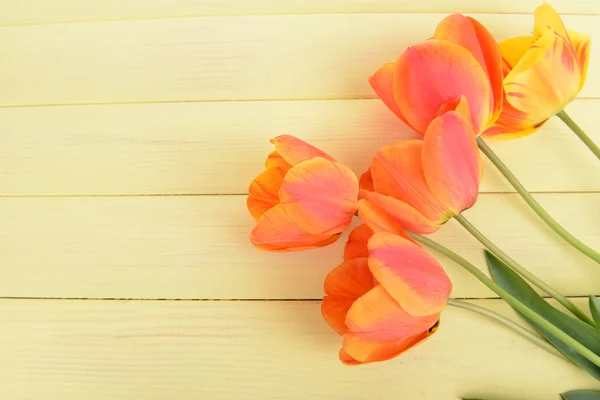 Hermosos tulipanes en cubo en primer plano de la mesa — Foto de Stock