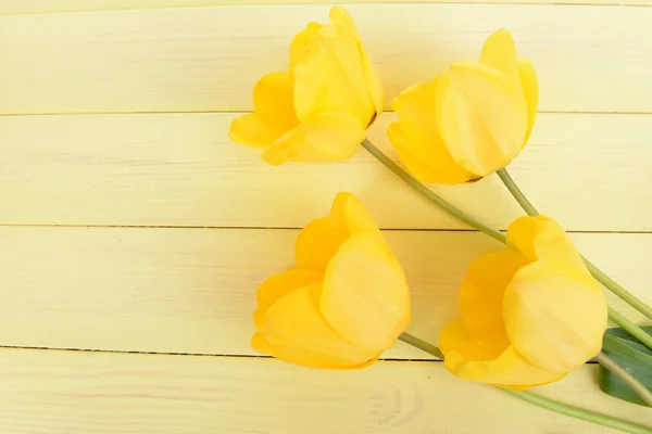 Hermosos tulipanes en cubo en primer plano de la mesa — Foto de Stock