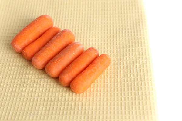 胡萝卜坚持颜色餐巾，白色上孤立 — 图库照片