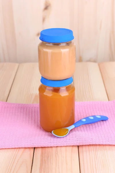 Pots de divers aliments pour bébés, sur fond en bois — Photo