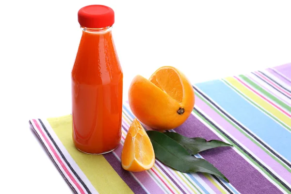 Babyvoeding met sinaasappel, geïsoleerd op wit — Stockfoto