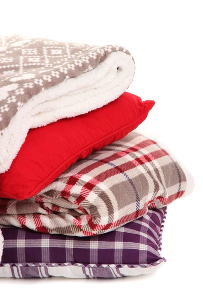 Teplé deky a polštáře izolovaných na bílém — Stock fotografie