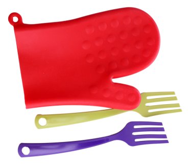 Fırın eldiveni ve üzerinde beyaz izole mutfak eşyaları