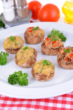 Tablo yakın çekim plaka üzerinde mantar dolması