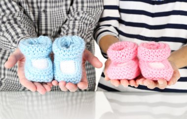 tığ işi patik bebek, elleriyle yakın çekim