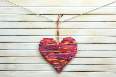 Ahşap arka planda dekoratif kalp
