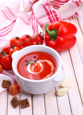 domates çorba ve sebze ahşap tablo