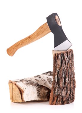 balta ve yakacak odun, üzerinde beyaz izole