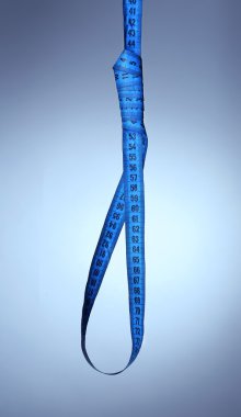 mezura ilmek üzerinde mavi arka plan - diyet kavramı